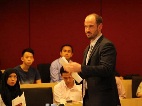 Andrew Billo, học giả thuộc Asia Society, đang giảng bài tại Đại học Lý Quang Diệu, Singapore. (Nguồn: Phóng viên TTXVN) 